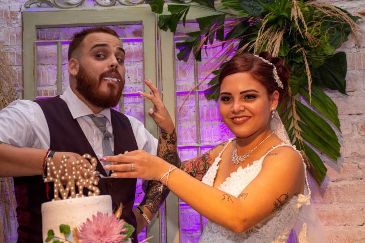 Wedding-Photo-with-the-Wedding-Cake
