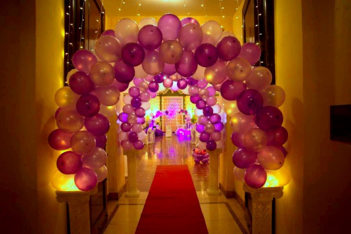 decoracion camino de globos para fiesta de 15 años