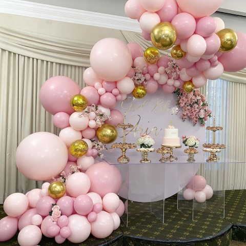 decoracion de globos blanco y oro para fiesta de 15 años