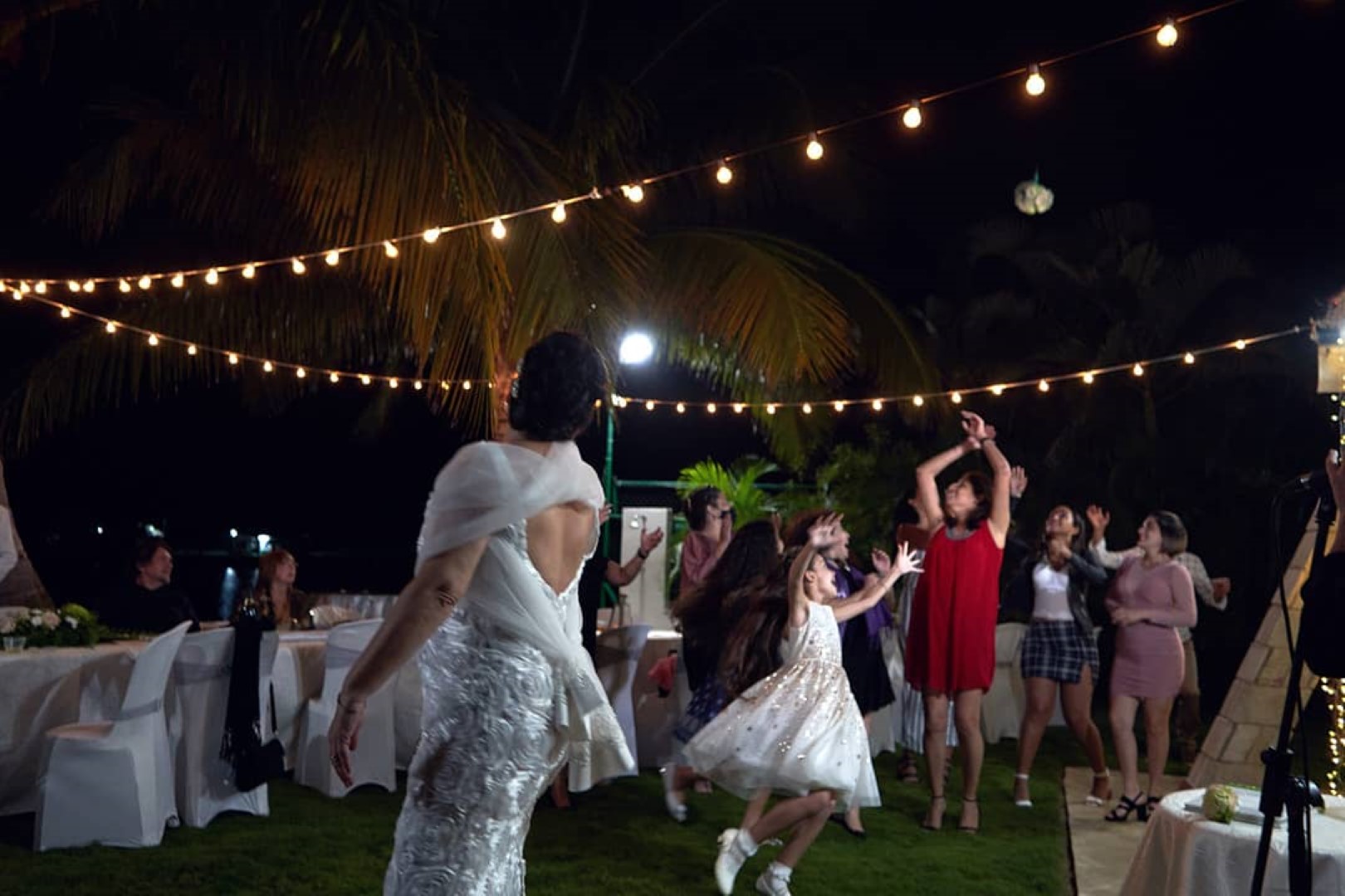 Tradition of throwing the bouquet at Cuban weddings
