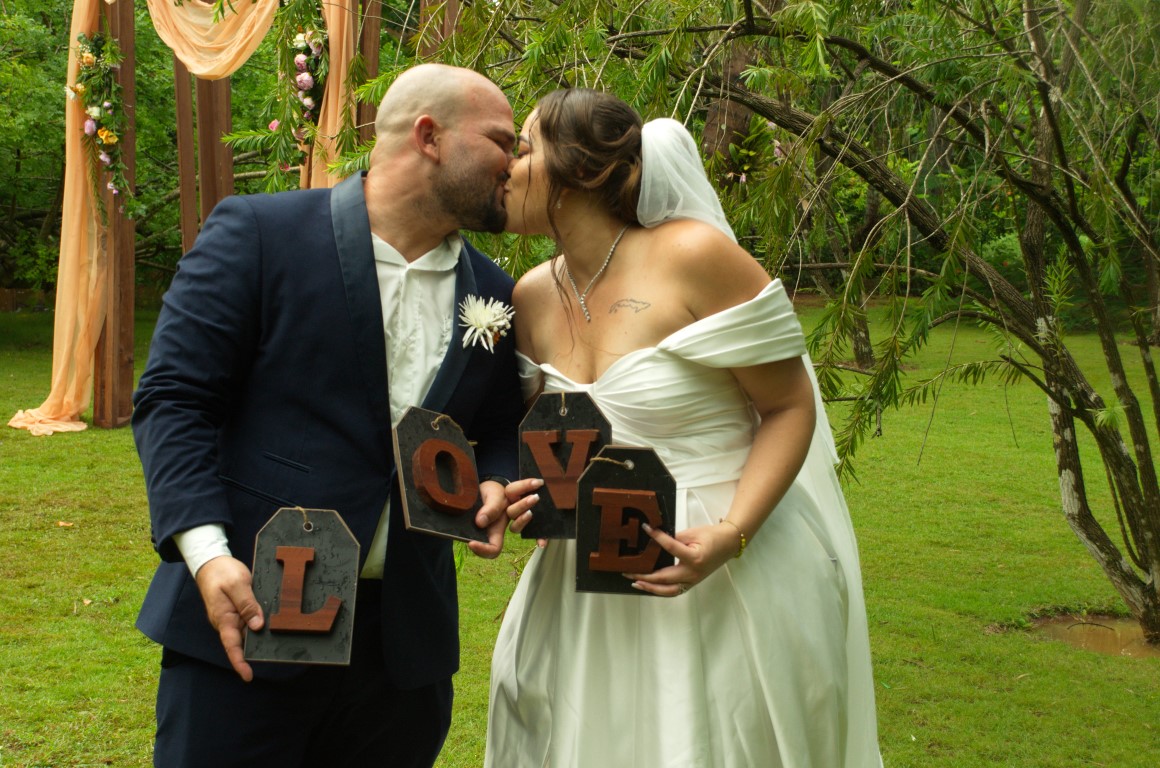 Vestido y traje de boda sencilla