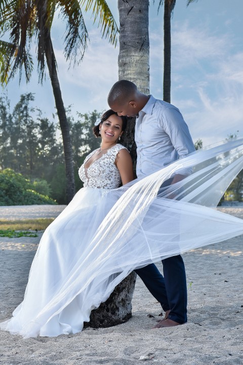 foto de boda en la playa - novios en la arena foto de boda en la playa - novios en la arena