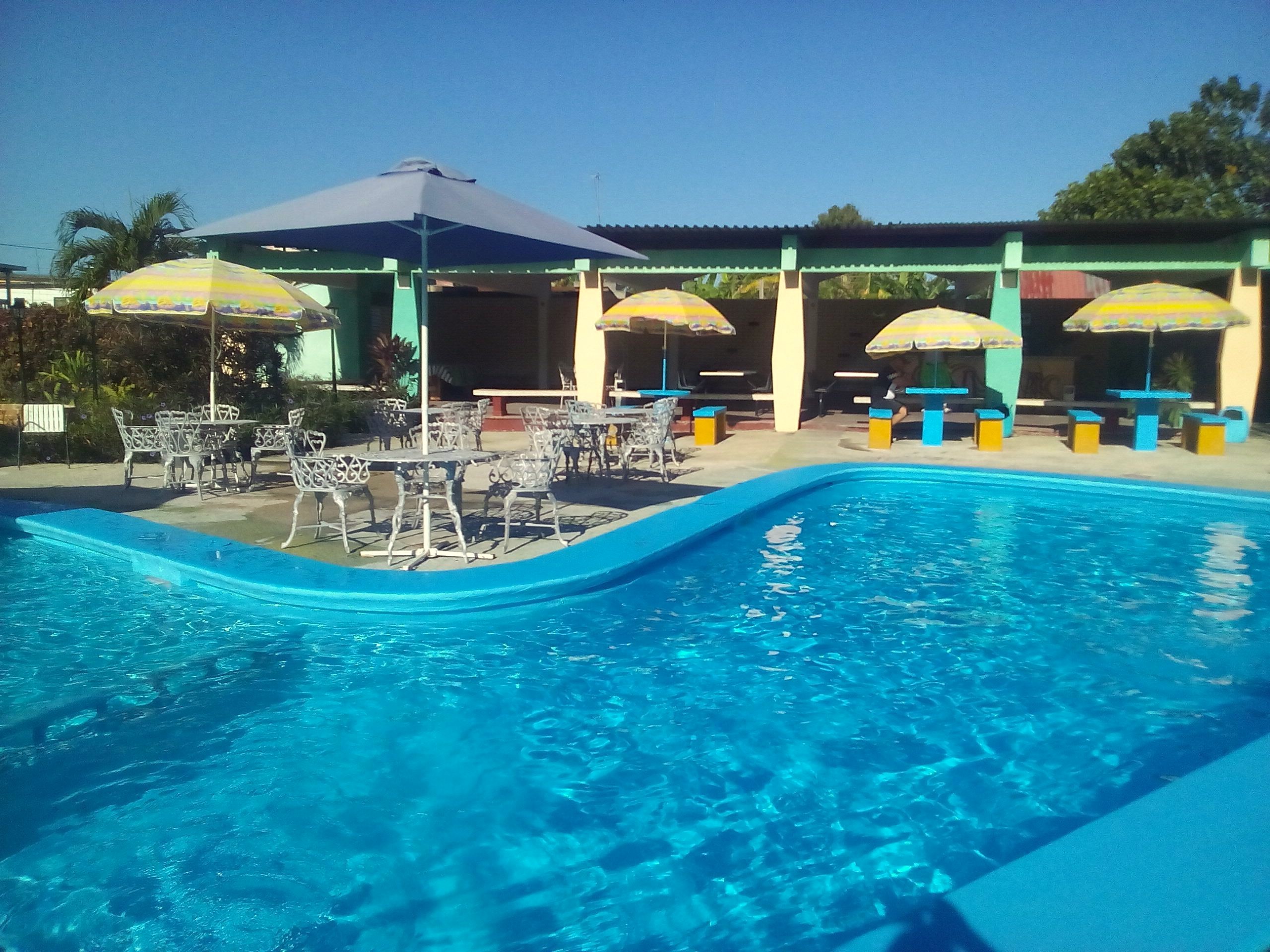 casa-fiesta-villa-mirita Hermosa casa para fiesta con piscina y sombrillas para exteriores