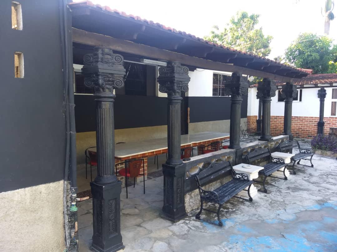 area-fiestas Espacio bajo techo con mesas y sillas para fiesta