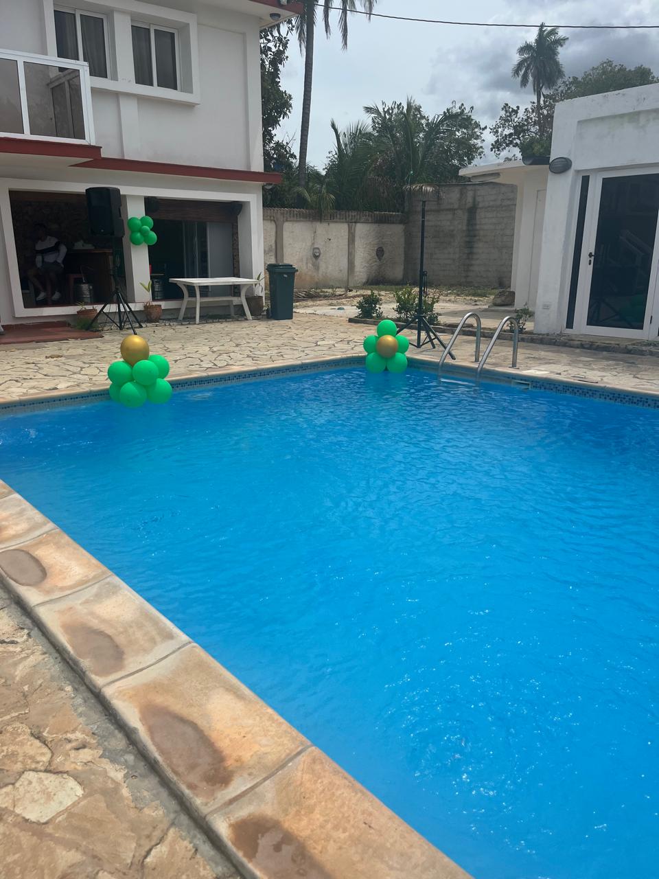 evento-en-villa-sol Área de la piscina en Villa Sol