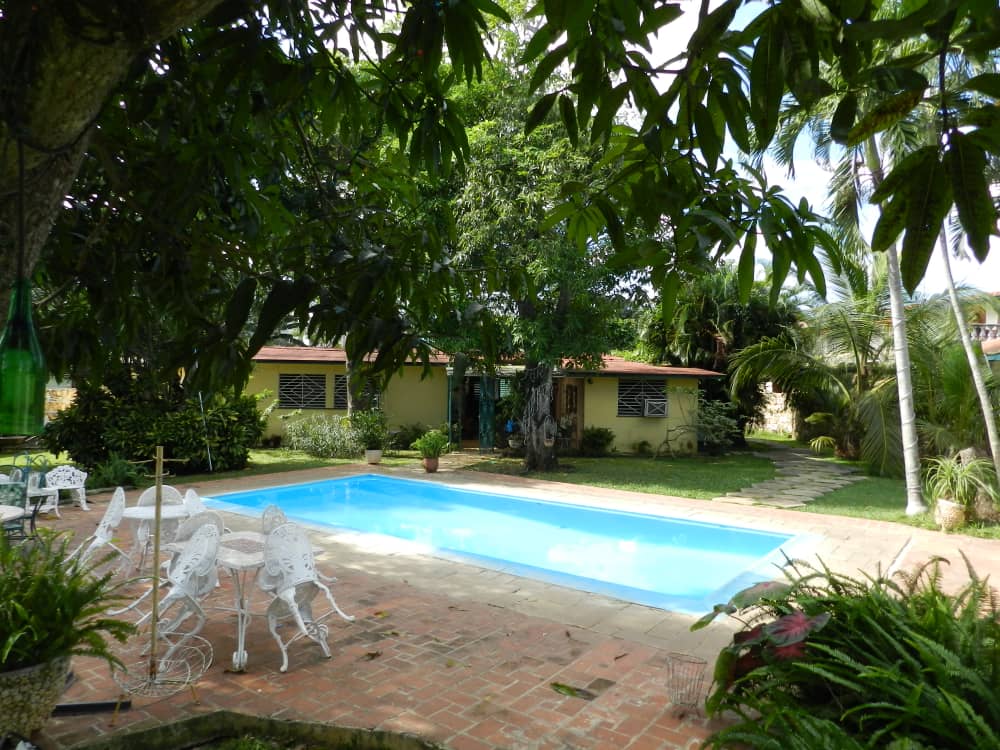 vista-de-la-piscina Vista lateral de la piscina