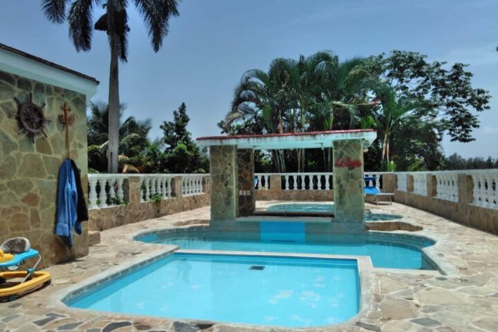 el-estanque Piscina para fiestas con barra de bebidas en el medio